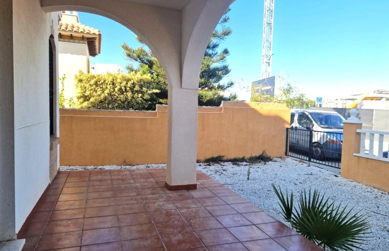 Resale - Casa Tipo Dúplex - Orihuela Costa - Montezenia