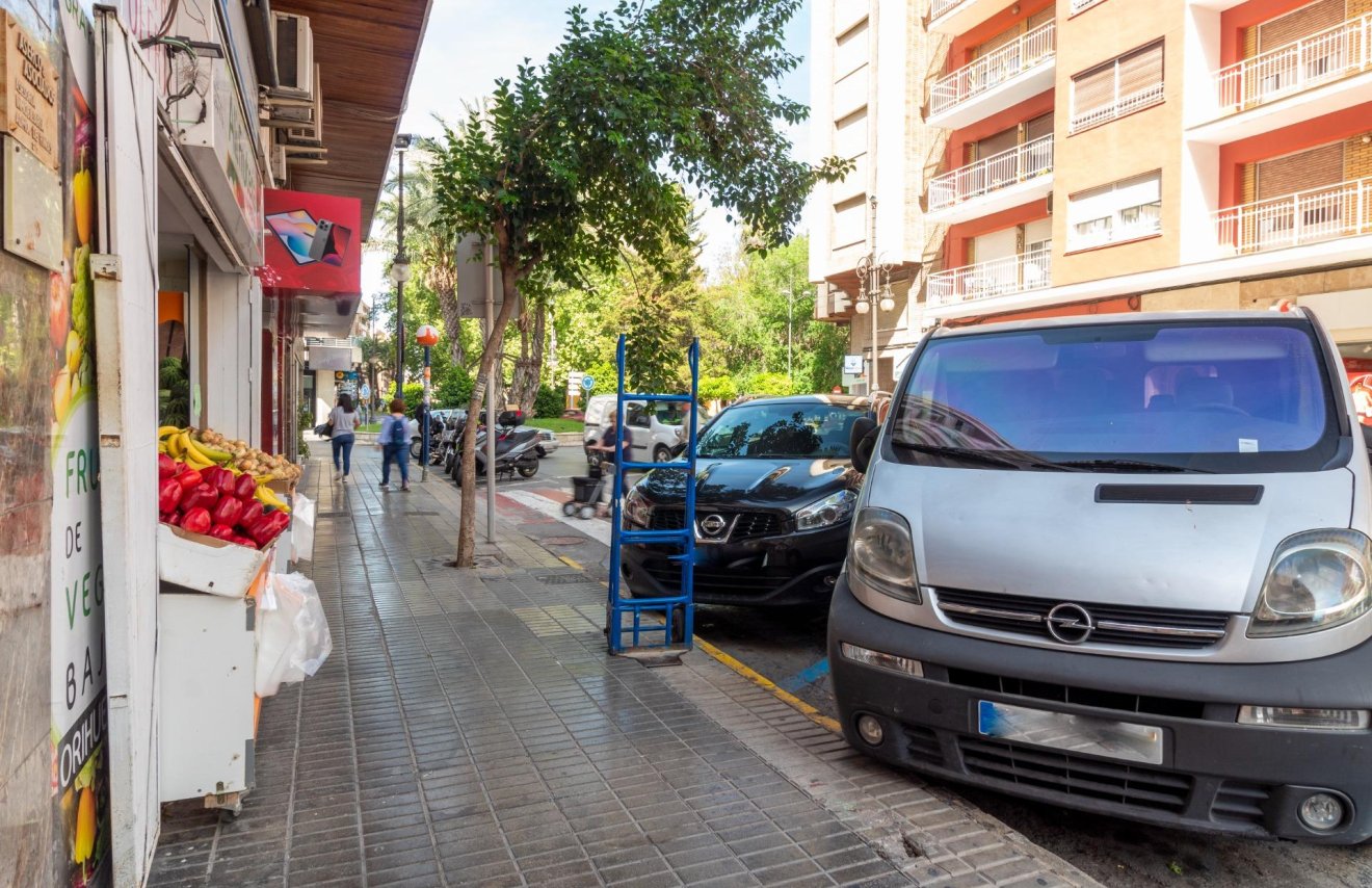 Alquiler a largo plazo - Local comercial - Orihuela - Zona Centro