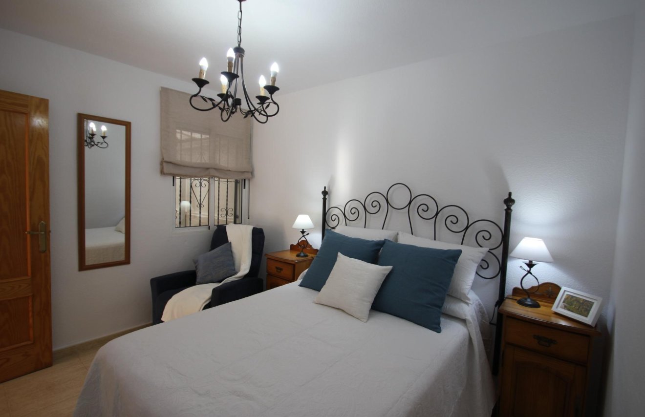 Resale - Bungalow Planta Baja - Torrevieja - Lago jardin