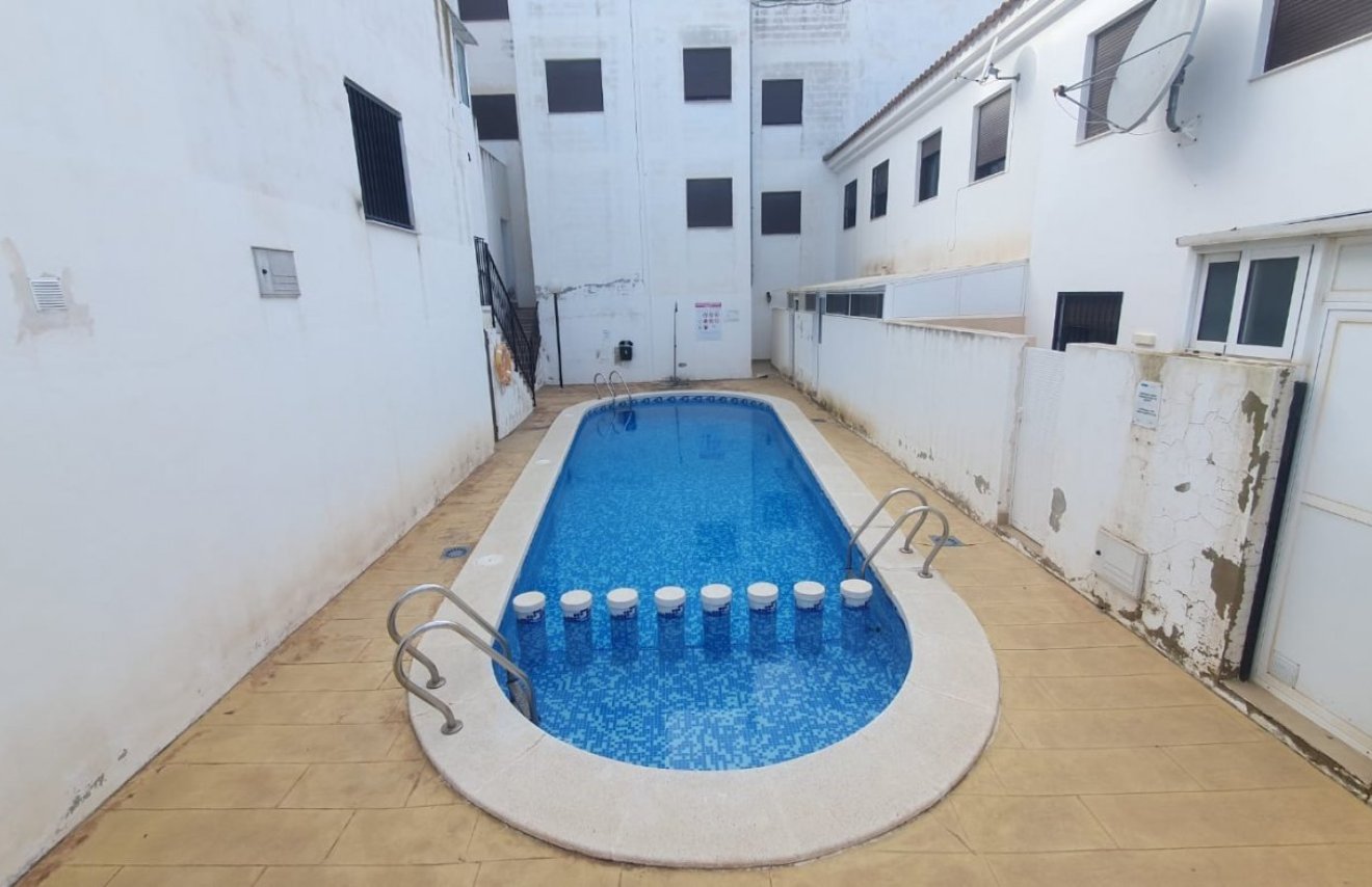 Resale - Local comercial - Torrevieja - Los balcones