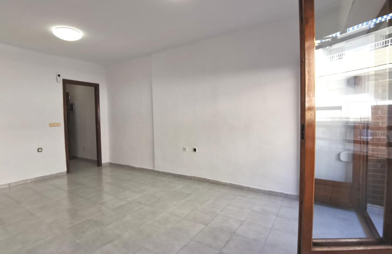 Resale - Apartamento - Torrevieja - Estacion de autobuses