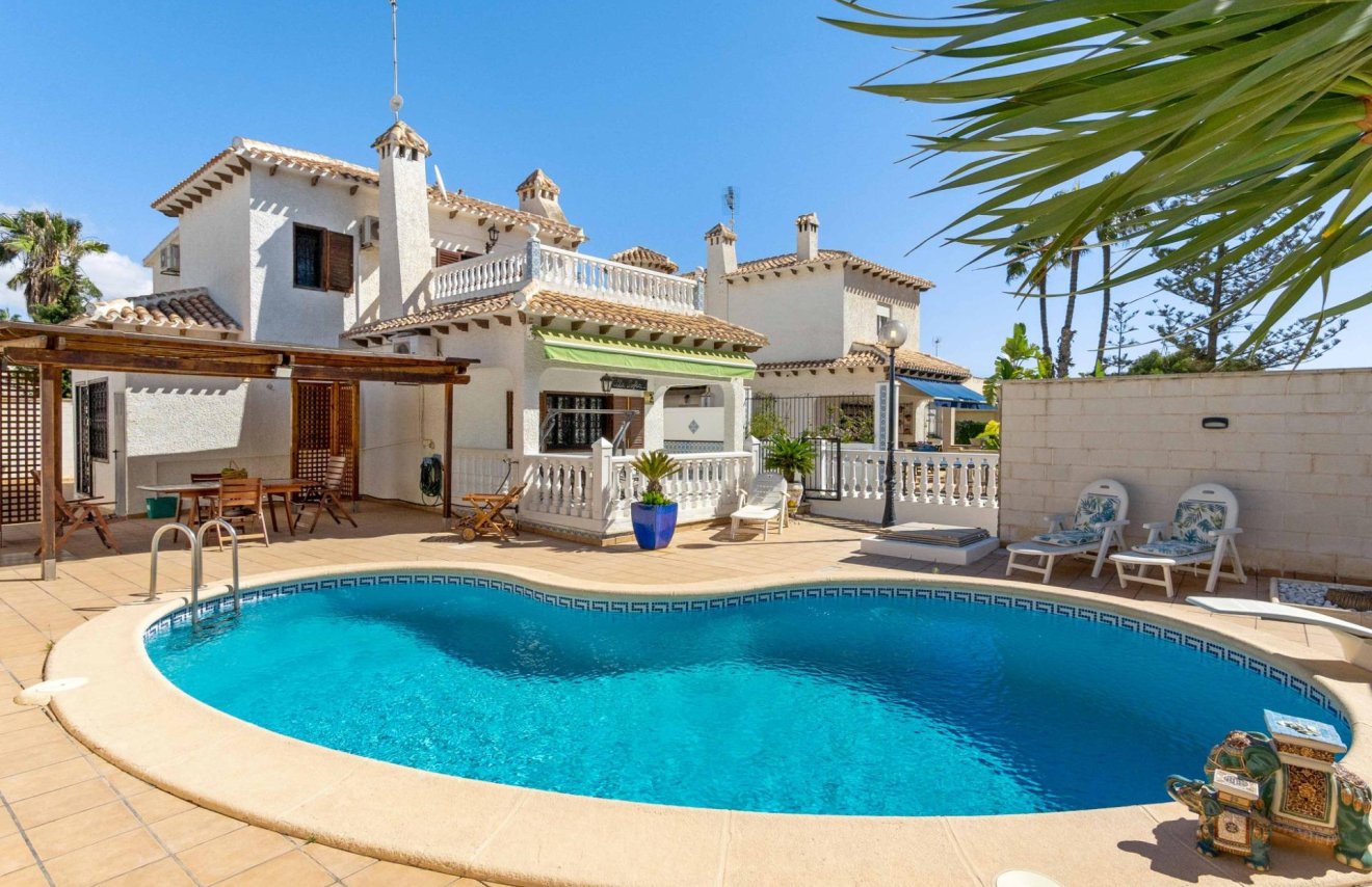 Resale - Chalet - Orihuela Costa - La Zenia