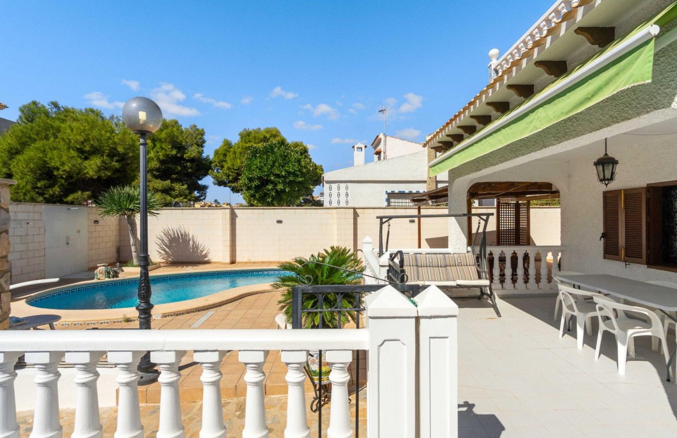 Resale - Chalet - Orihuela Costa - La Zenia