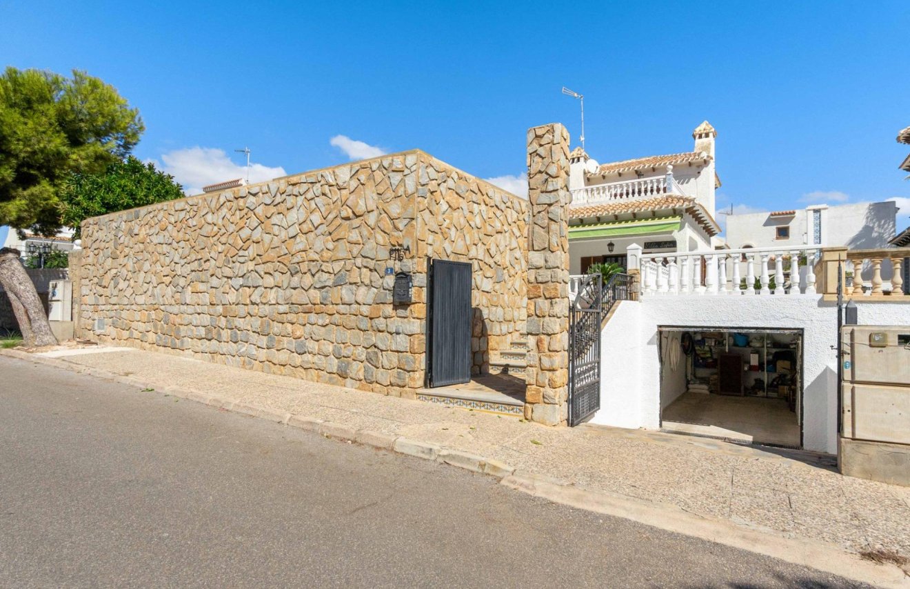 Resale - Chalet - Orihuela Costa - La Zenia