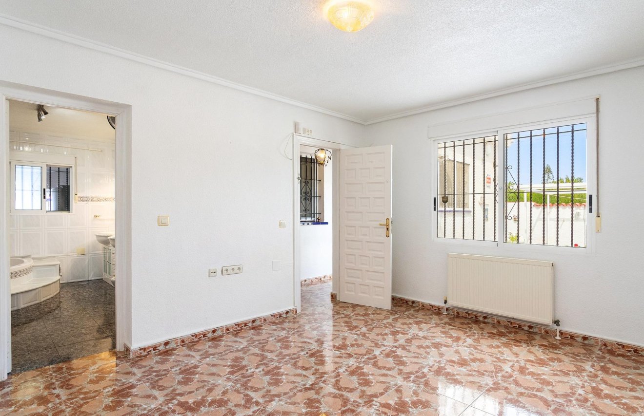 Resale - Chalet - Torrevieja - San luis