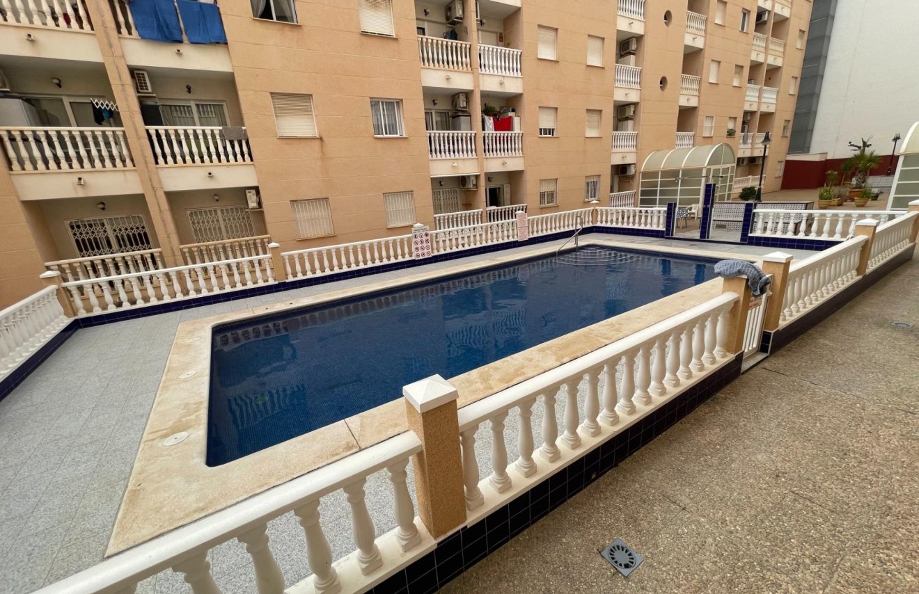 Resale - Apartamento - Torrevieja - Estacion de autobuses