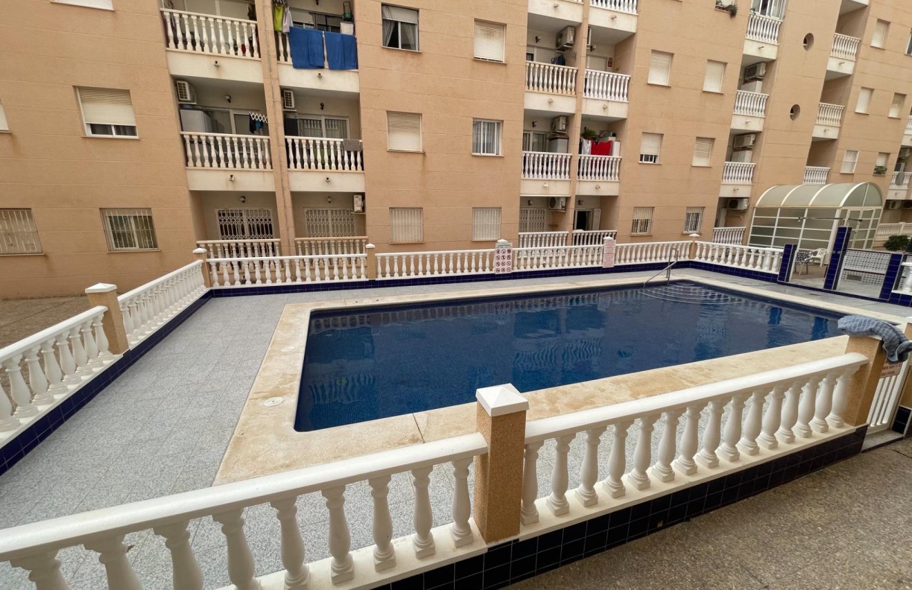 Resale - Apartamento - Torrevieja - Estacion de autobuses