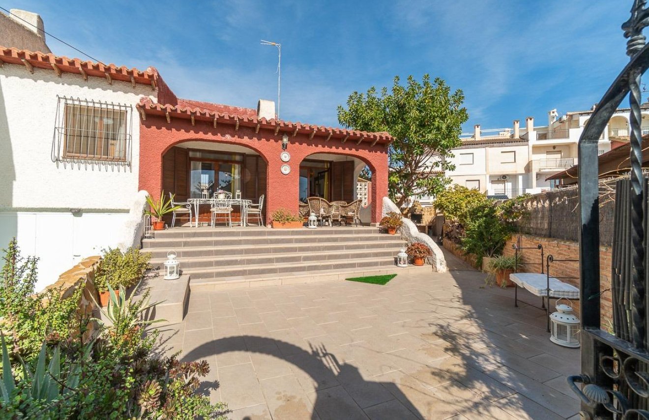 Resale - Chalet - Orihuela Costa - Punta Prima