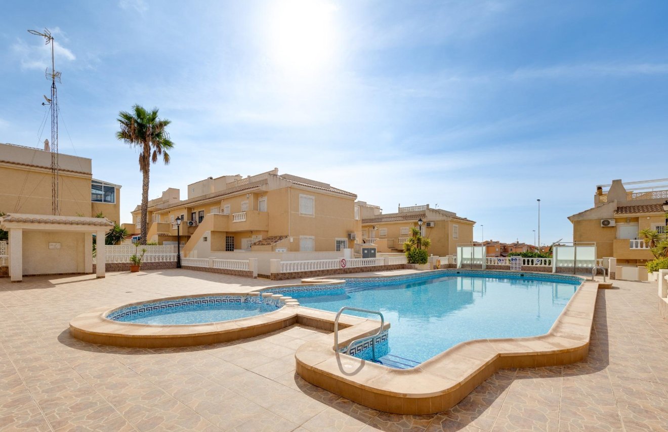 Resale - Bungalow Planta Baja - Torrevieja - Aguas nuevas 2