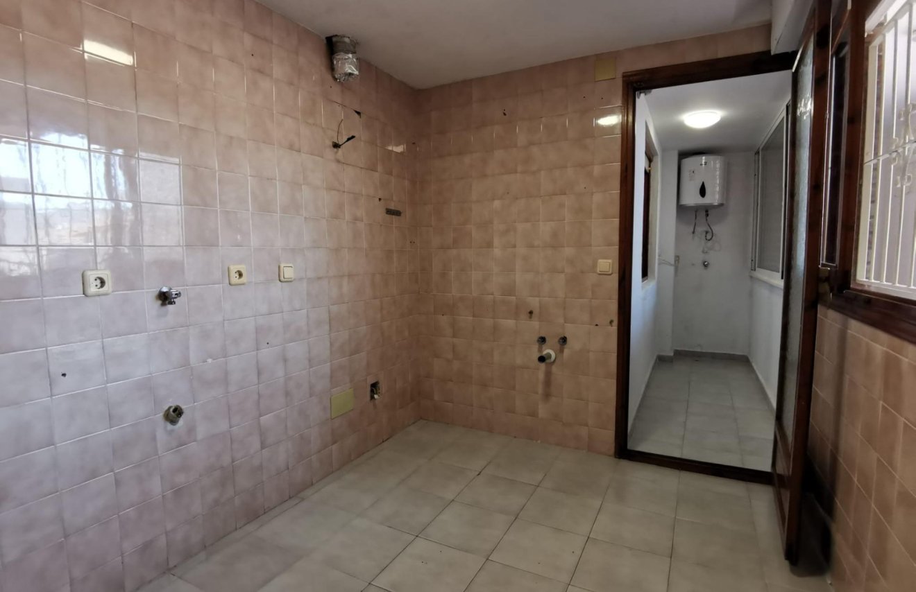 Resale - Apartamento - Torrevieja - Estacion de autobuses