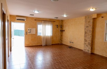 Resale - Casa con terreno - Orihuela - Arneva