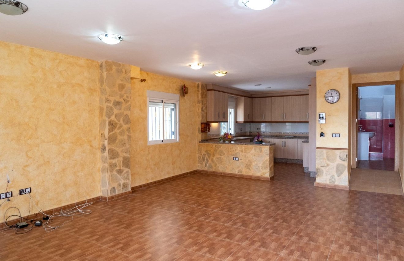 Resale - Casa con terreno - Orihuela - Arneva