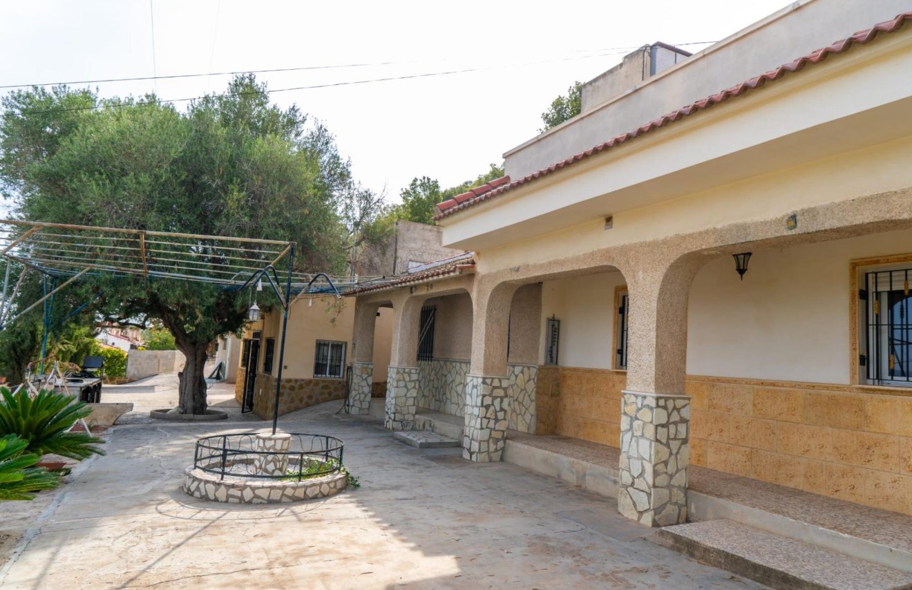 Resale - Casa con terreno - Orihuela - Arneva