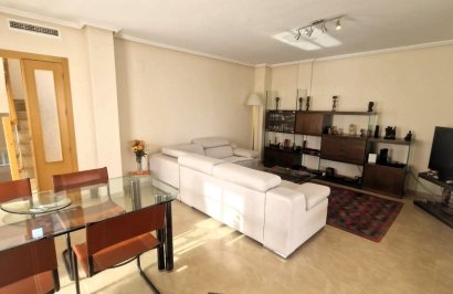 Resale - Casa Tipo Dúplex - Los Montesinos - La herrada