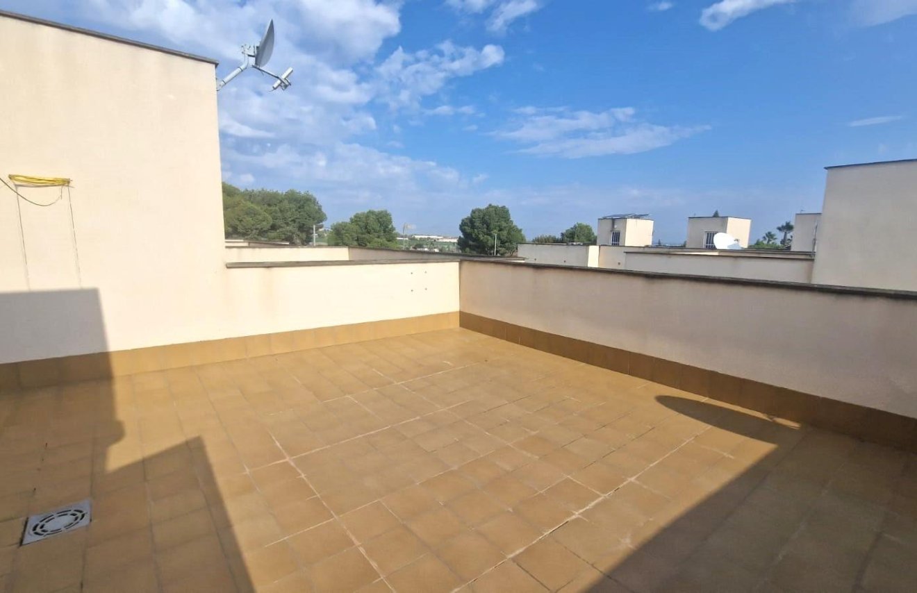 Resale - Casa Tipo Dúplex - Los Montesinos - La herrada